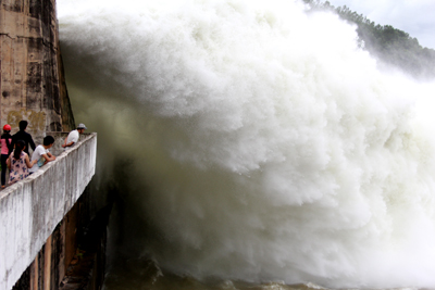 La centrale hydroélectrique de Hoa Binh à la saison des pluies